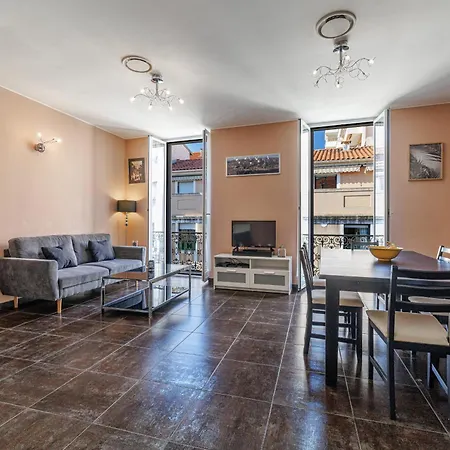 Le Saint Charles-parking-climatisation-centre מנטון